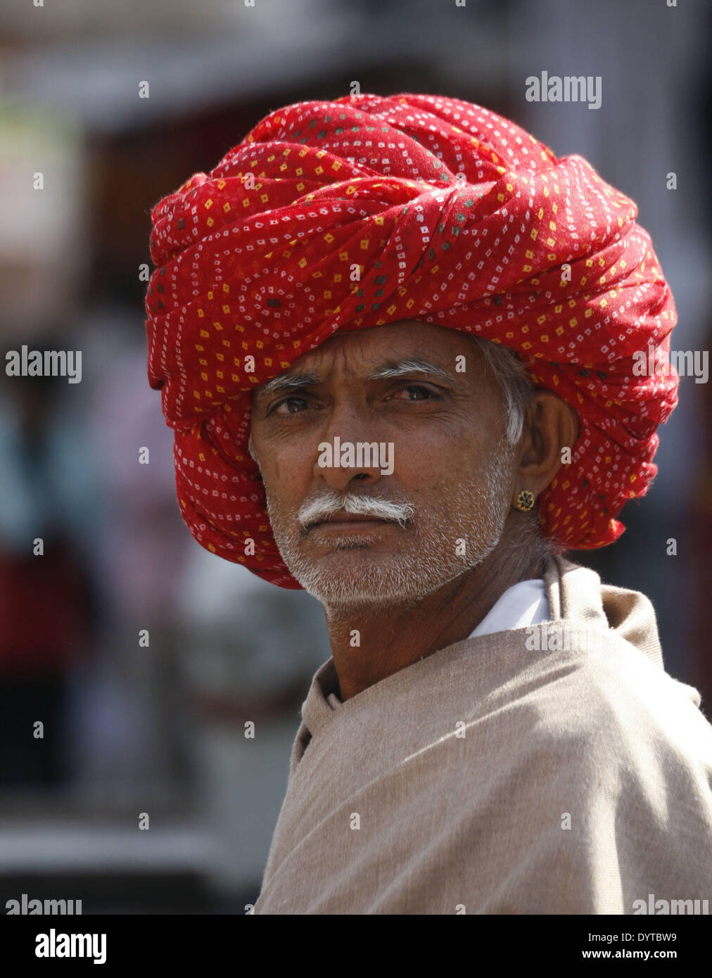 Ein Mann steht auf einer Straße in Pushkar city Stockfoto