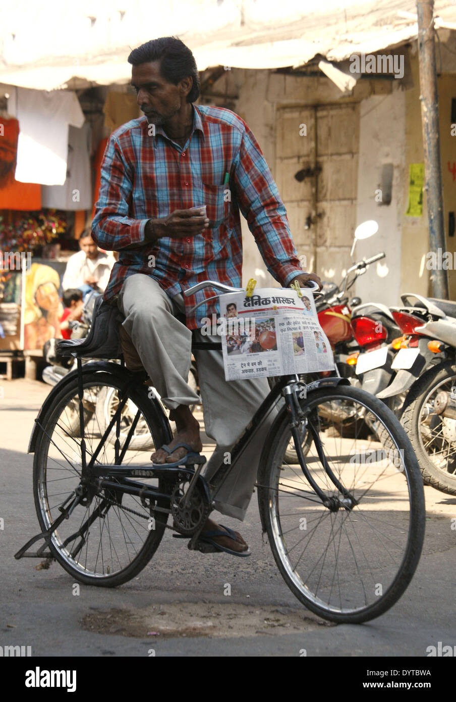 Ein Mann verkauft Zeitung auf einem Fahrrad in Pushkar Stadt Stockfoto
