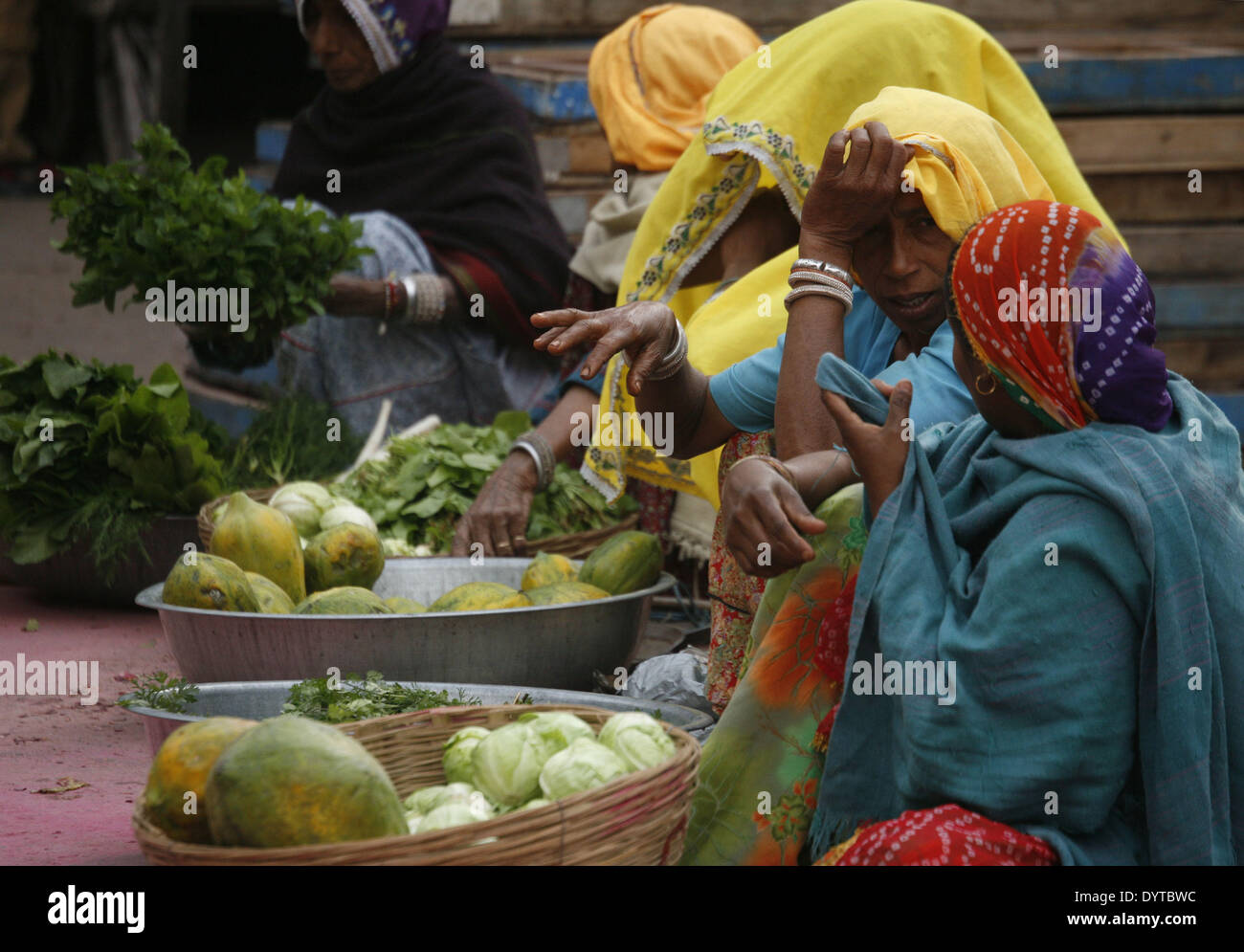 Straßenhändler Gemüse warten auf Kunden auf einem Freiluftmarkt in Pushkar Stadt Stockfoto