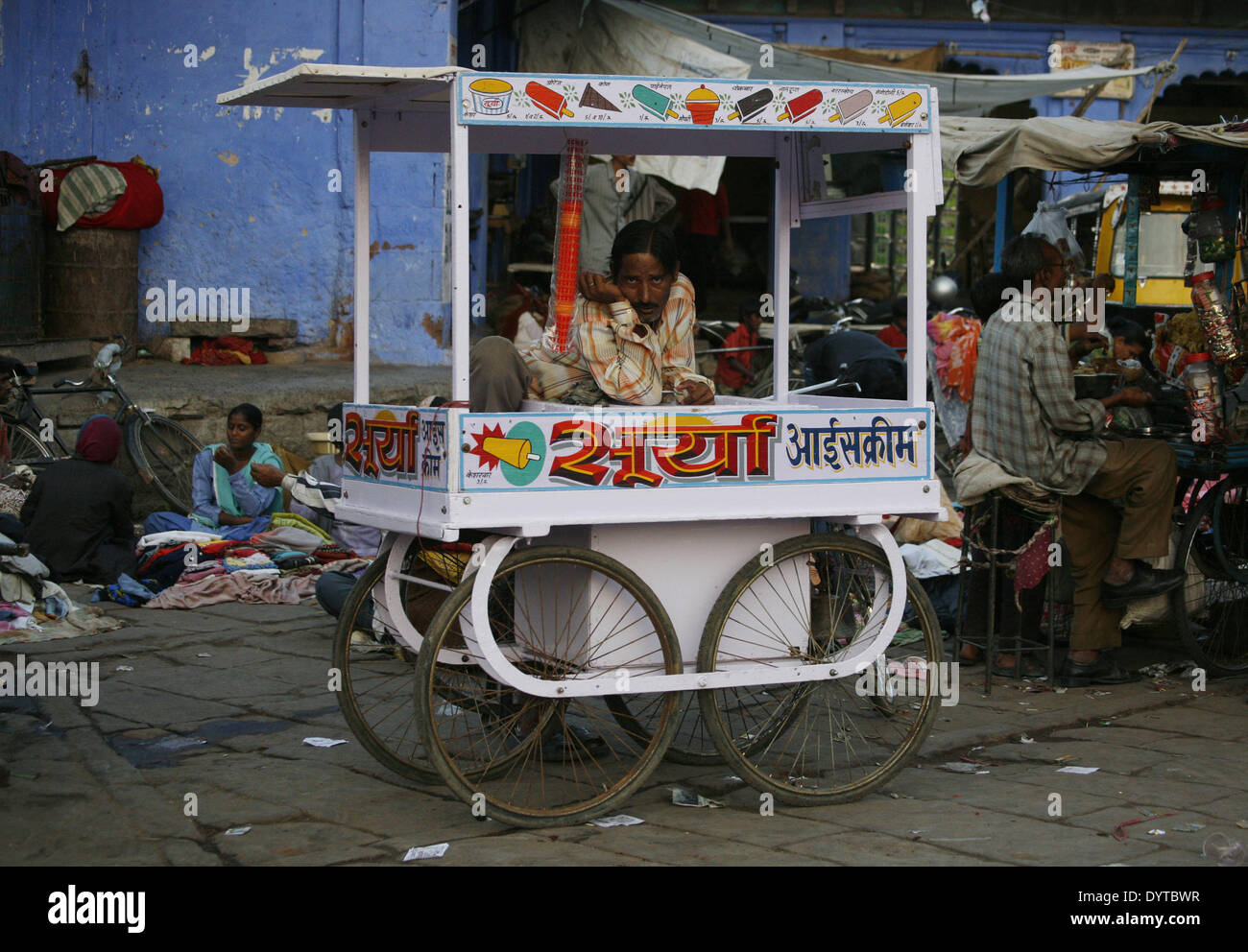 Ein Eisverkäufer wartet darauf, dass Kunden auf einem Markt von Jodhpur Stockfoto