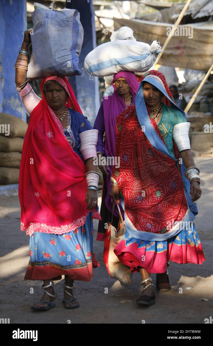 Frauen tragen Dinge auf den Kopf auf einem Markt von Jodhpur Stockfoto