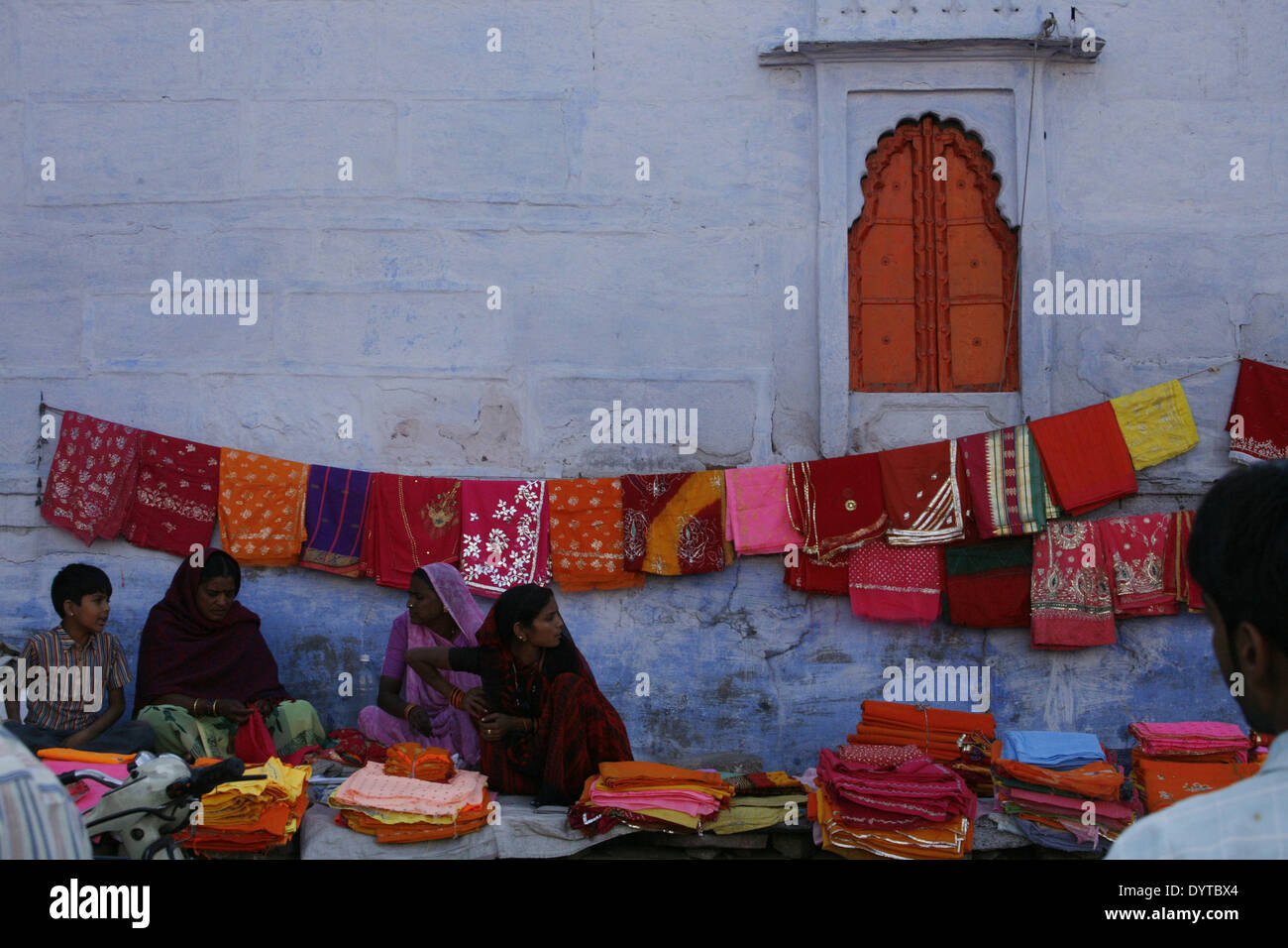 Straßenhändler verkaufen Sari Stockfoto