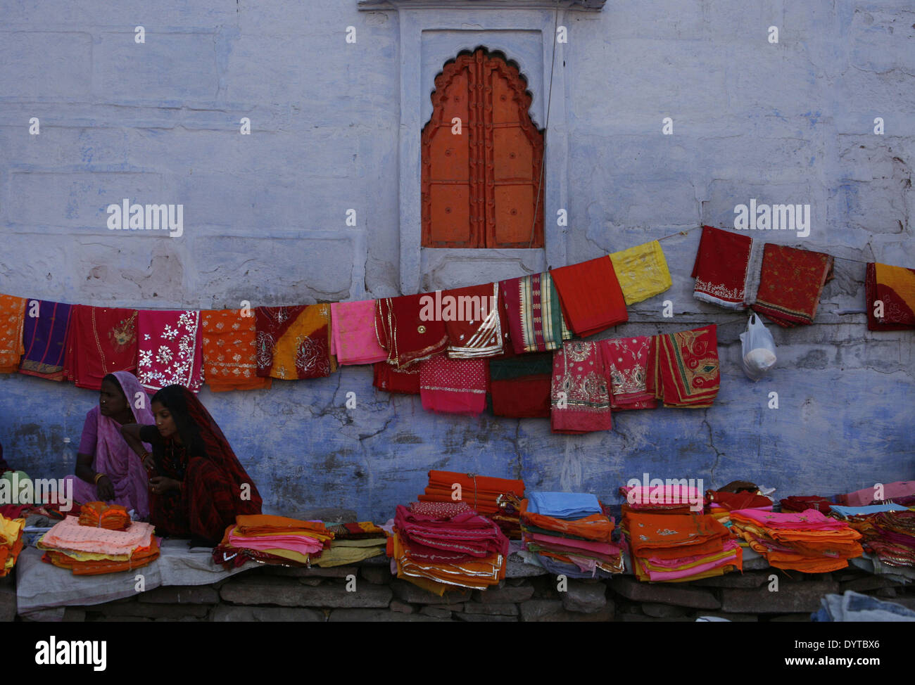 Straßenhändler verkaufen Sari Stockfoto