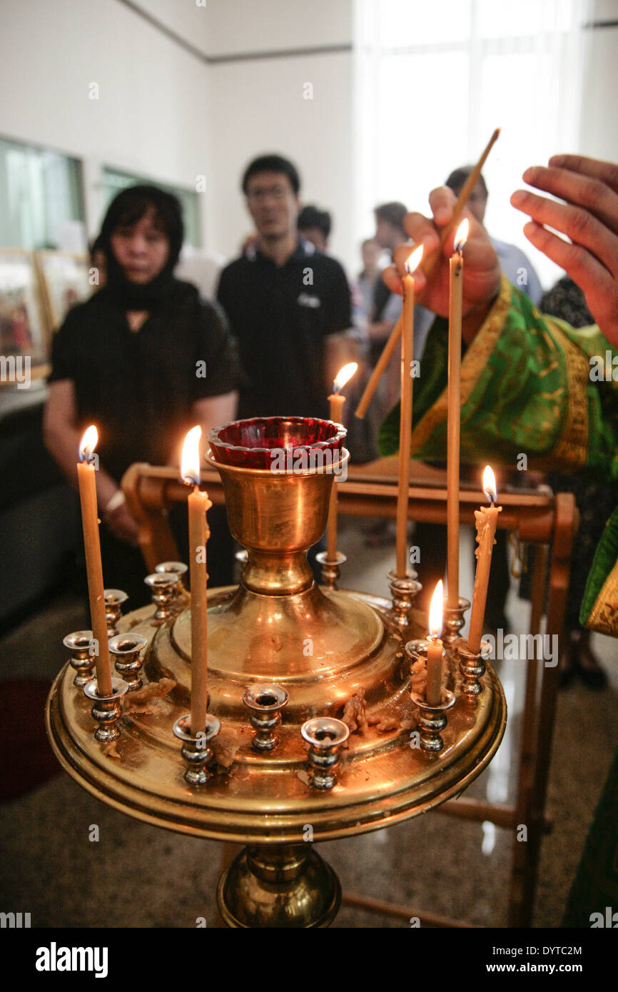 Jünger teilnehmen an einer orthodoxen Messe in Shanghai am 15. Juni 2008 Stockfoto