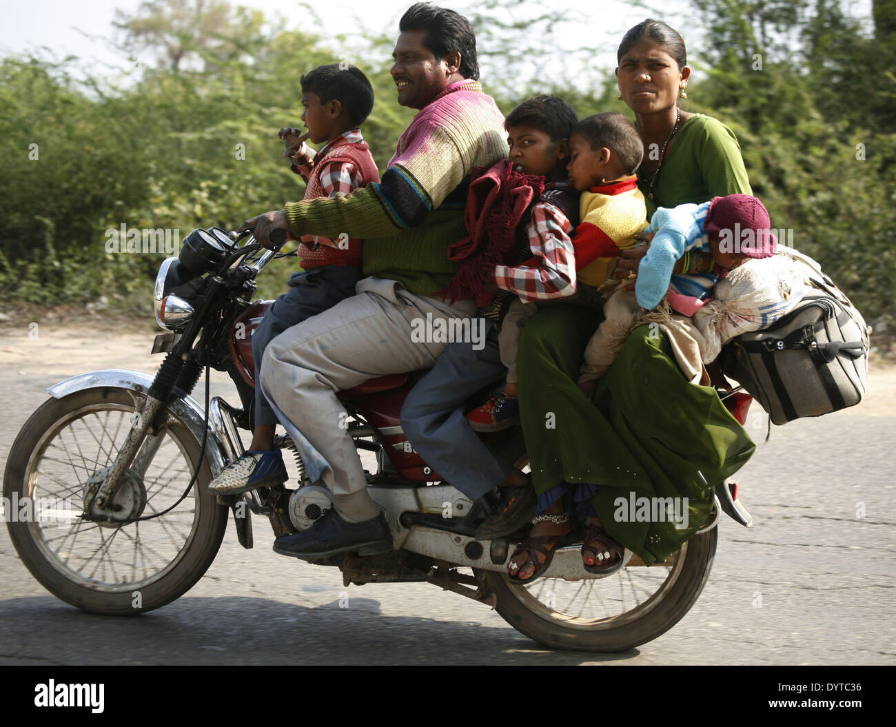 Ein paar tragen vier Kinder auf einem Motorrad auf einer Straße in der Rasjasthan Provinz Stockfoto