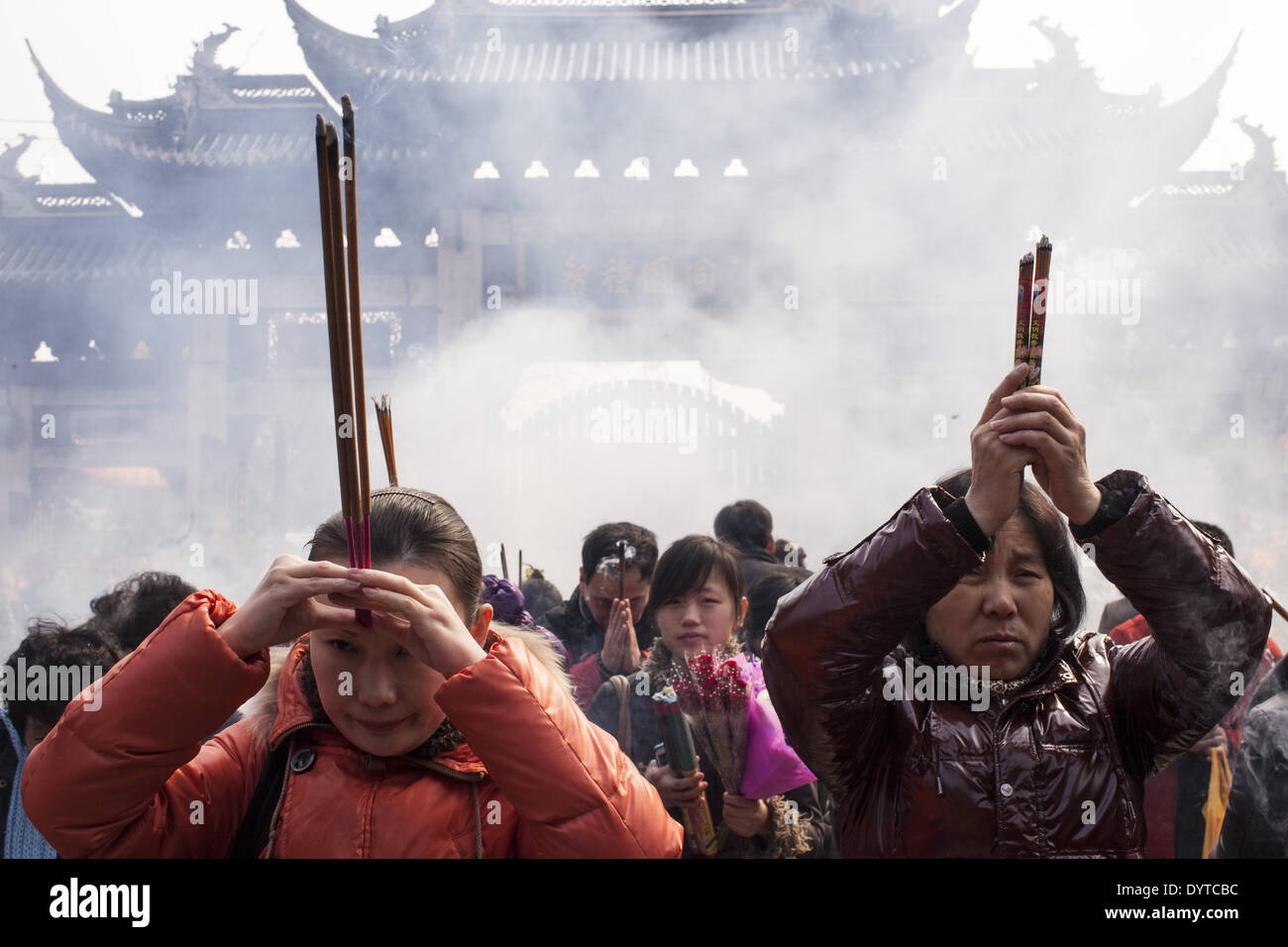 Gläubige beten mit Weihrauch bei der Longhua-Tempel in Shanghai Stockfoto