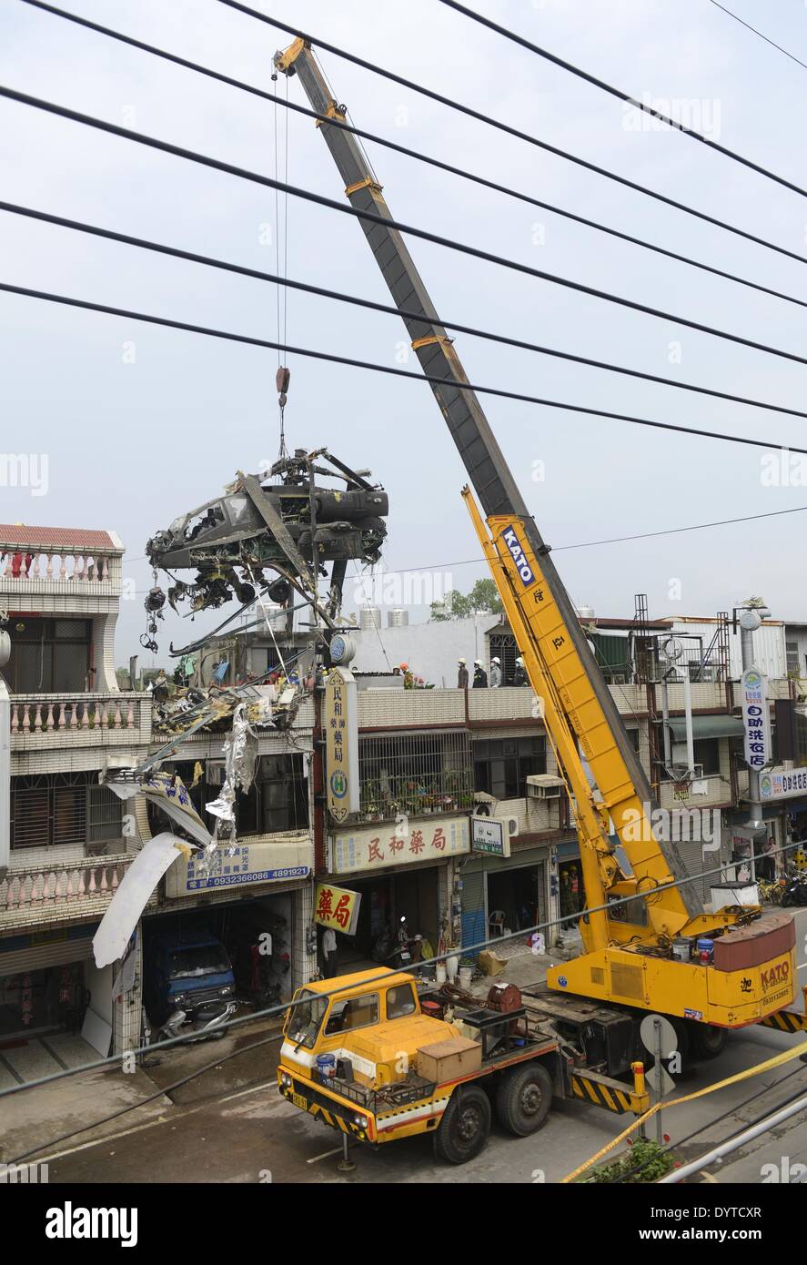 Taoyuan, Taiwan. 25. April 2014. Ein Kran hebt einen militärische Hubschrauber, stürzte in einem Wohnhaus in Taoyuan County, Taiwan Südost, 25. April 2014. Der Absturz verletzt zwei Piloten an Bord, sagte Feuerwehrleute. Keine Explosion oder Feuer aufgetreten. Die beiden verletzten Piloten haben zum Krankenhaus gehetzt worden und sind in einem stabilen Zustand. Bildnachweis: Huang Xiaoyong/Xinhua/Alamy Live-Nachrichten Stockfoto