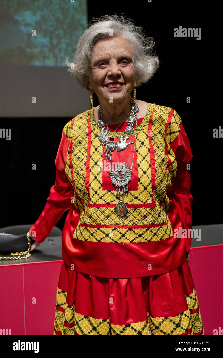 Madrid, Spanien. 23. April 2014. Mexikanischer Schriftsteller Elena Poniatowska Cervantes Award 2014 an Universität Alcala de Henares, Stadtrand von Madrid, Spanien, 23. April 2014 erhalten. Cervantes-Preis wird jährlich vergeben, um das Lebenswerk eines herausragenden Schriftstellers in der spanischen Sprache zu Ehren. Poniatowska trägt eine Outfit gemacht von indiginous Frauen von Juchitan (Oaxaca, Mexiko), Ussually für feierliche Anlässe gewählt. (Foto von Oscar Gonzalez/NurPhoto) © Oscar Gonzalez/NurPhoto/ZUMAPRESS.com/Alamy Live-Nachrichten Stockfoto