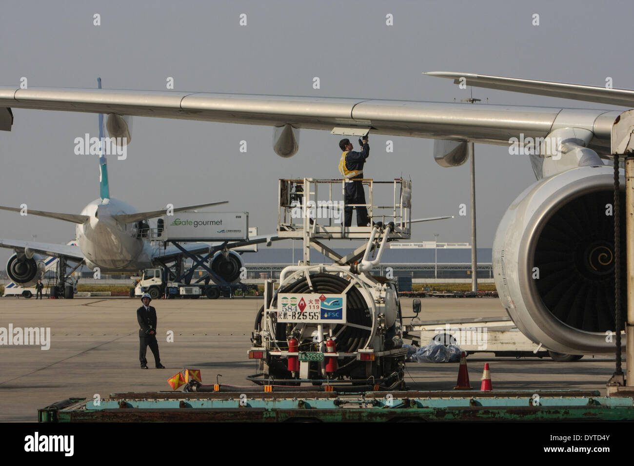 Flughafen-Techniker auffüllen Gas für ein Flugzeug am Shanghai Pudong International Airport am 22. November 2007 Stockfoto
