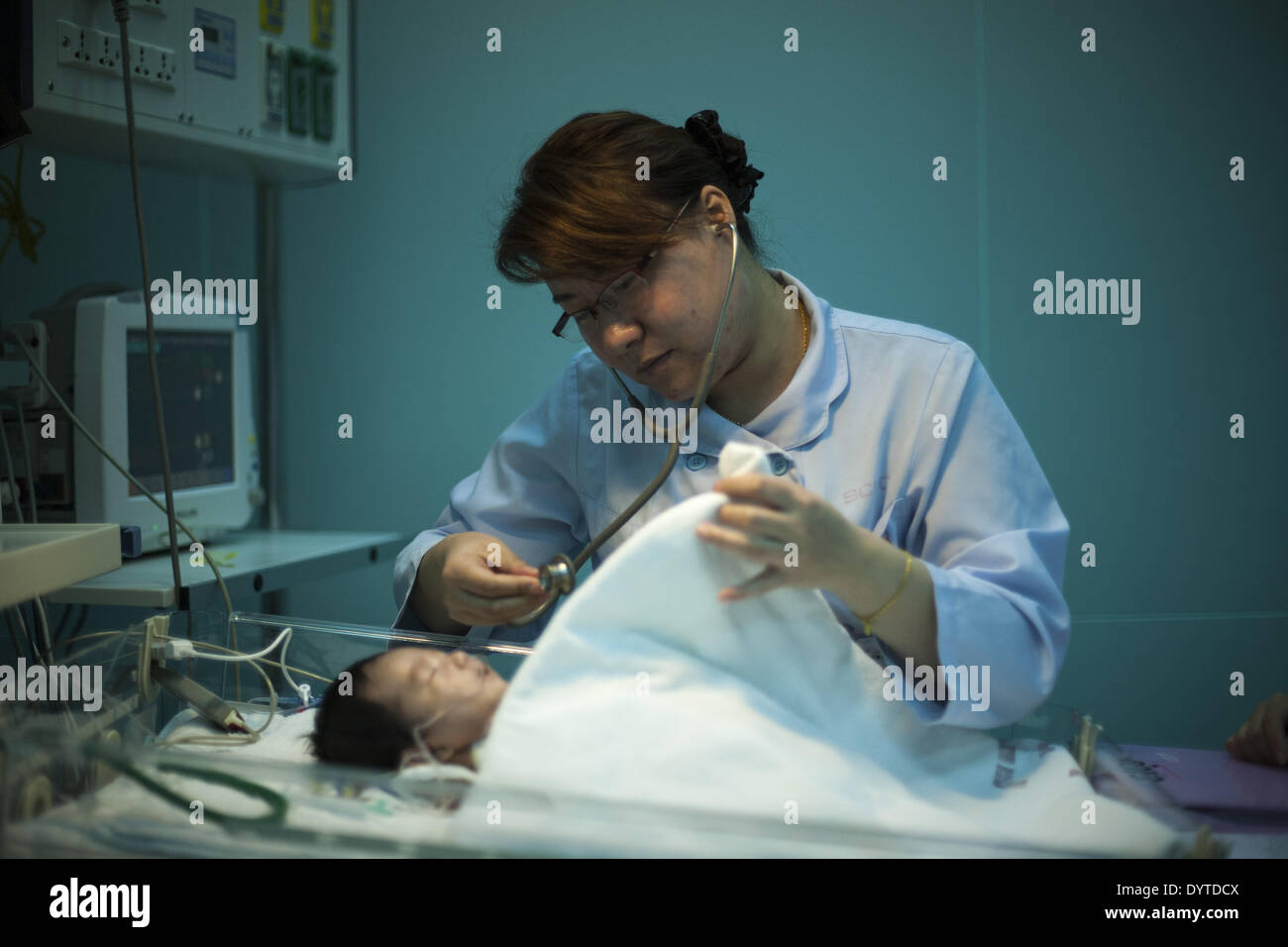Krankenschwester kümmern Kinder nach Herzoperation bei Shanghai ChildrenâÄ™ s Medical Center Stockfoto