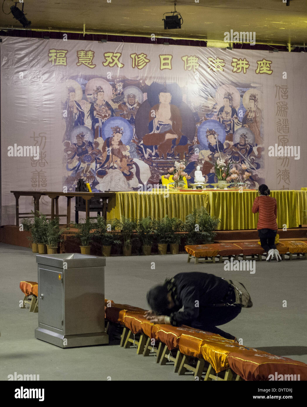 Gläubige Frauen beten in Uncontructed JingAn Tempel Stockfoto