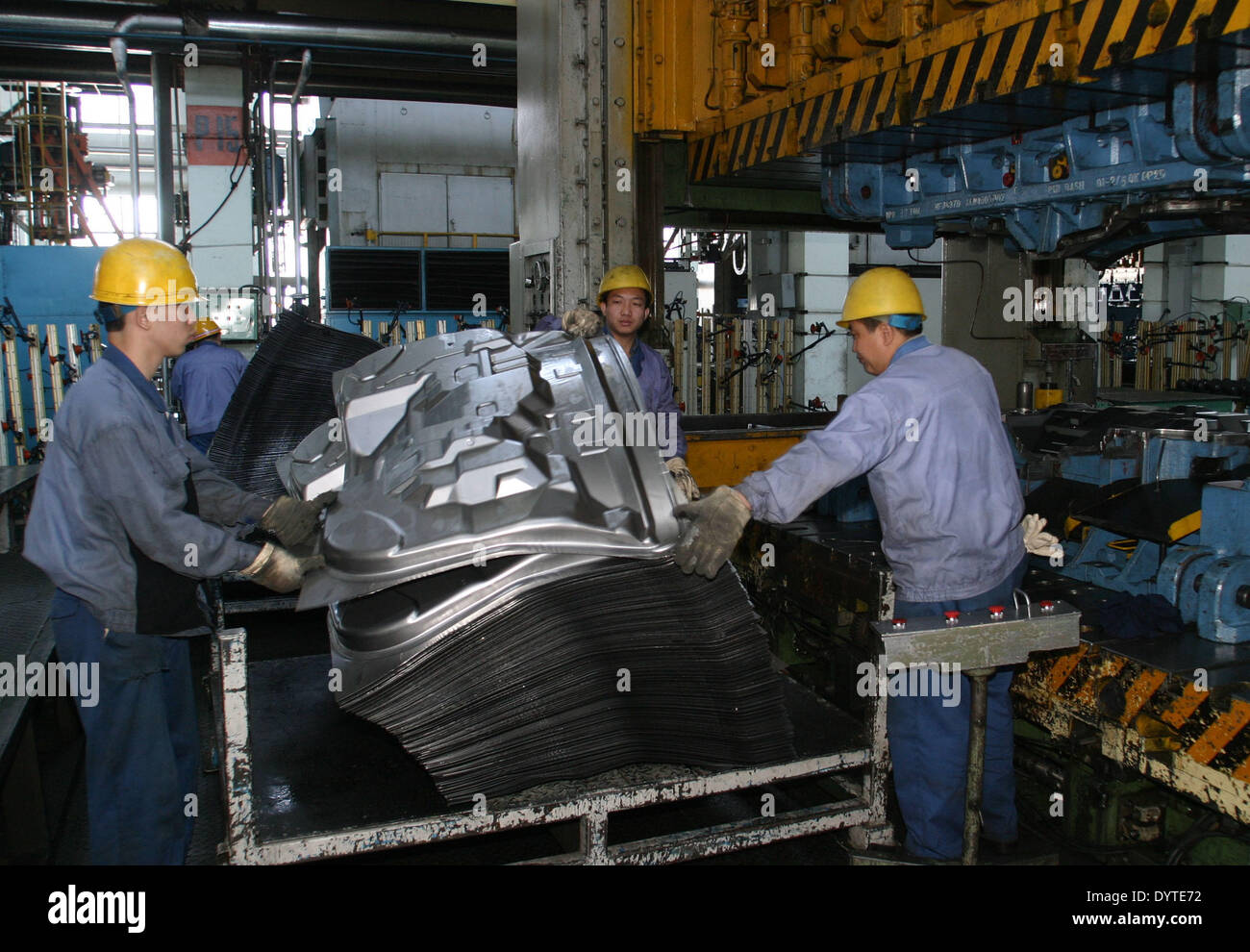 Chinesische Arbeiter Stempeln Sie das Körperteil an einen Minivan-Produktionslinie von Hafei Automobile Manufacturing Stockfoto