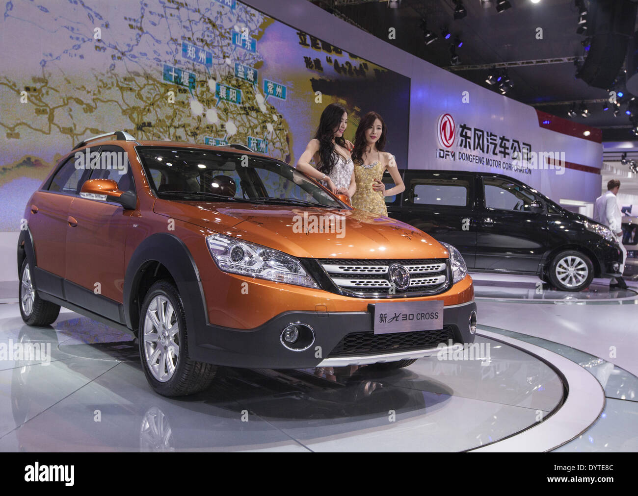 Modelle stellt neben einem DONGFENG MOTOR CORPORATION Kreuz auf der Auto Shanghai 2013 Stockfoto