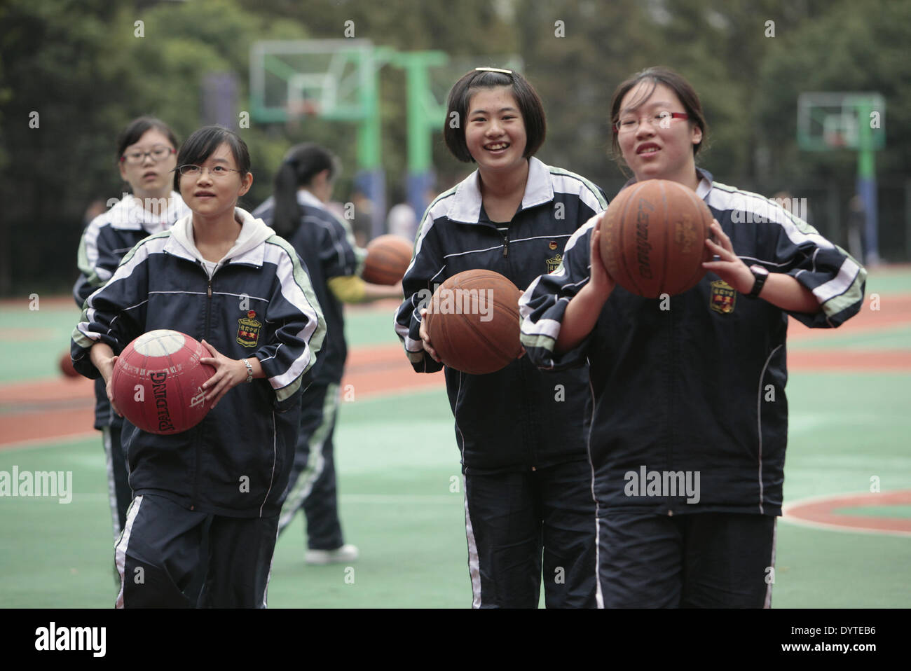 Schüler spielen Basketball in der Fuxing Secondong Schule in Shanghai am 8. November 2011 Stockfoto