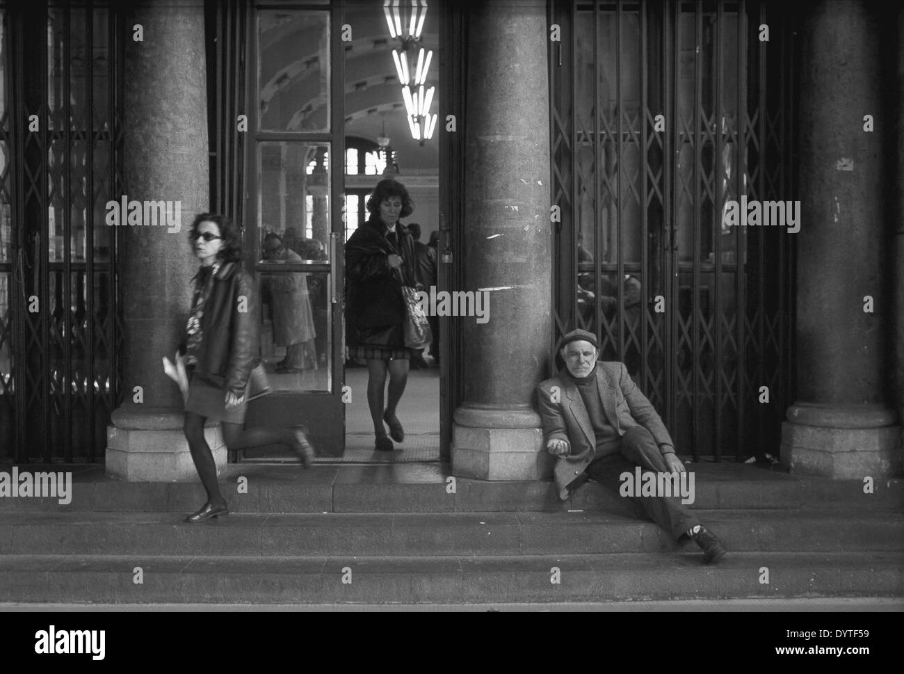 Menschen vor dem Postamt von Catania 1999 Stockfoto