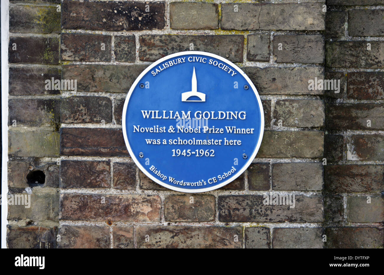 Salisbury bürgerlichen Gesellschaft Blue Plaque auf Bischof Wordsworth Schule: William Golding, Schriftsteller und Nobelpreisträger. Stockfoto