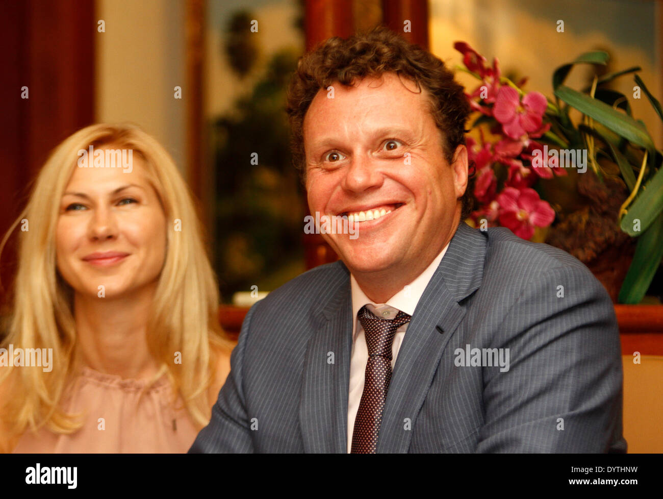 Phnom Penh, Kambodscha. 25. April 2014. Russischer Ex-Milliardär Sergei Polonsky (R) und seine Frau Olga Deripasko sprechen Journalisten in Phnom Penh, Kambodscha, 25. April 2014. Kambodschas oberste Gerichtshof am Freitag entschied, dass russische Ex-Milliardär Sergei Polonsky, wollte in seiner Heimat wegen Veruntreuung nicht ausgeliefert werden würde. Bildnachweis: Sovannara/Xinhua/Alamy Live-Nachrichten Stockfoto