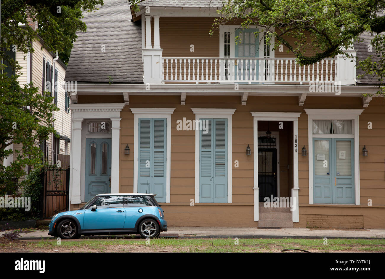 Mini Cooper Auto außerhalb Haus im traditionellen Stil, New Orleans Stockfoto