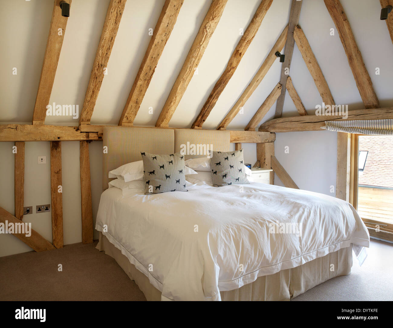 Doppelbett im Schlafzimmer in umgebaute Scheune mit sichtbaren Balken, Feld  Ort Scheunen, Surrey Stockfotografie - Alamy