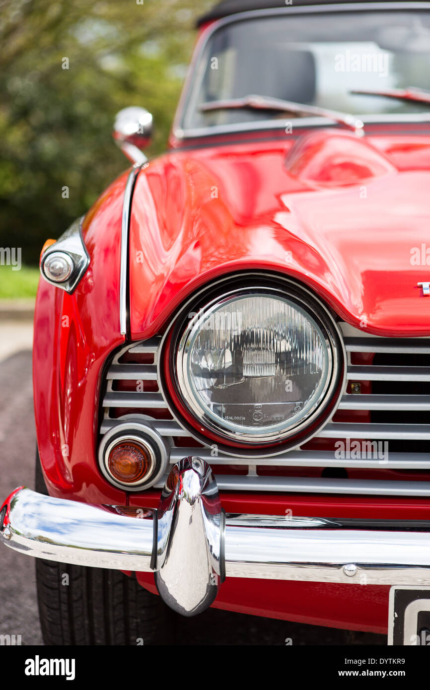 Eine vollständig restaurierte rote Triumph TR4a-Sportwagen Stockfoto