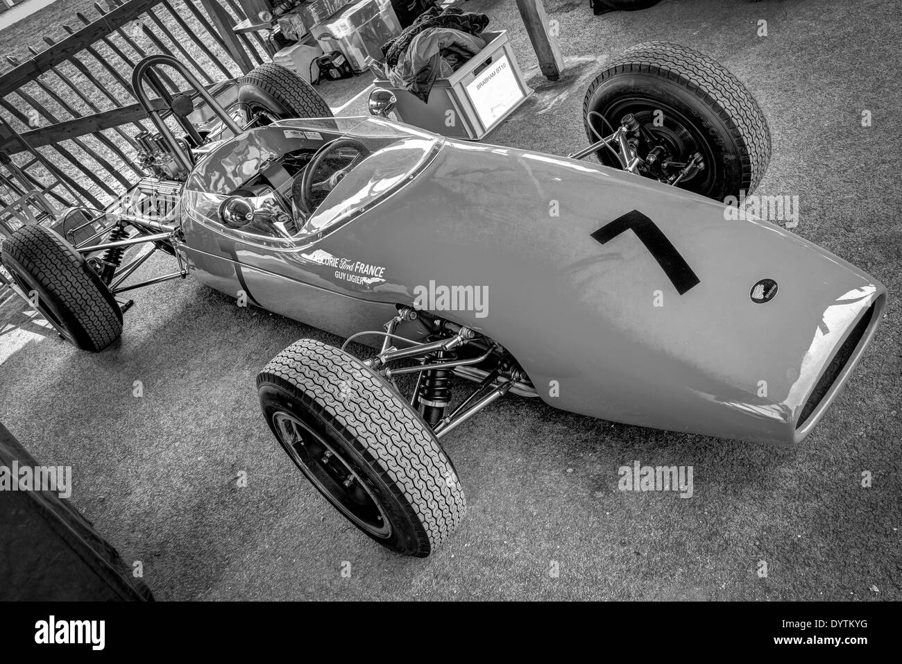 Brabham-Ford "Bt10" 1964 in der Fahrerlager-Garage. Clark-Stewart Cup Racer. 72. Goodwood Mitgliederversammlung, Sussex, UK. Stockfoto