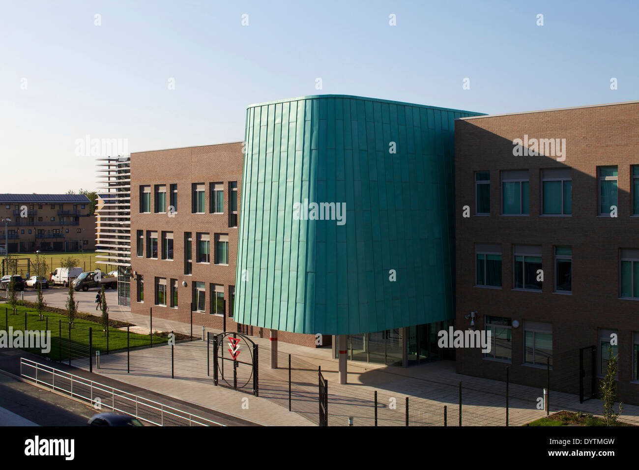 Außenseite der Trinity High School, Hulme Manchester gebaut von Willmott Dixon Stockfoto