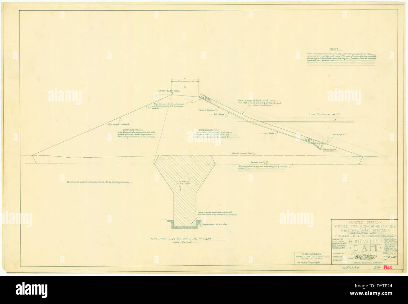 Dieses Foto zeigt den Damm im Huntsville State Park in Texas, ein Projekt des Civilian Conservation Corps (CCC). Das CCC, ein Programm aus der New Deal-Ära, half beim Aufbau der Infrastruktur in State Parks in den USA Huntsville State Park ist nach wie vor ein wichtiger Natur- und Erholungsort in Texas, wobei der Damm ein herausragendes Merkmal der Landschaft ist. Stockfoto
