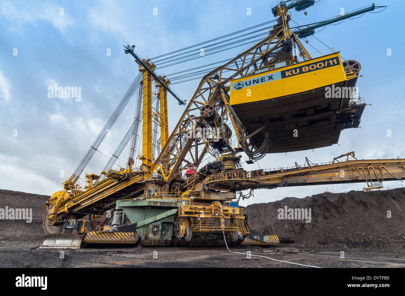 Kolossale Schaufelrad-Bagger (BWE) KU 800 Graben Abraum im Tagebau Braunkohle Coal Mine, Nord-Böhmen, Tschechische Republik Stockfoto