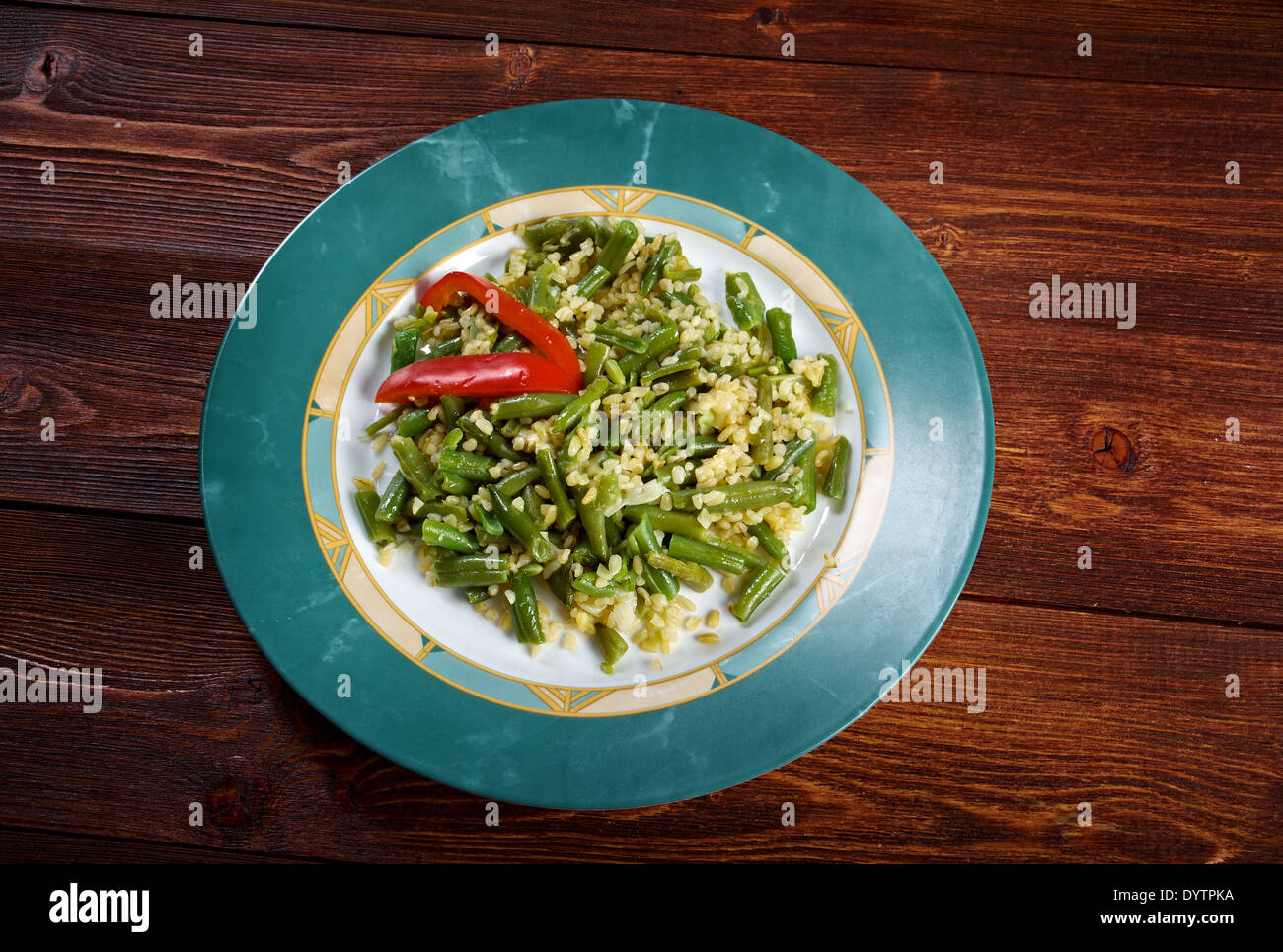 Grüne Bohnen-Salat mit Käse und bulgur Stockfoto