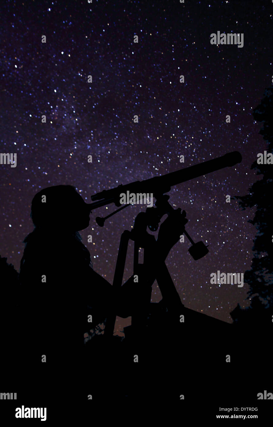 Mädchen auf der Suche durch Teleskop Stockfoto
