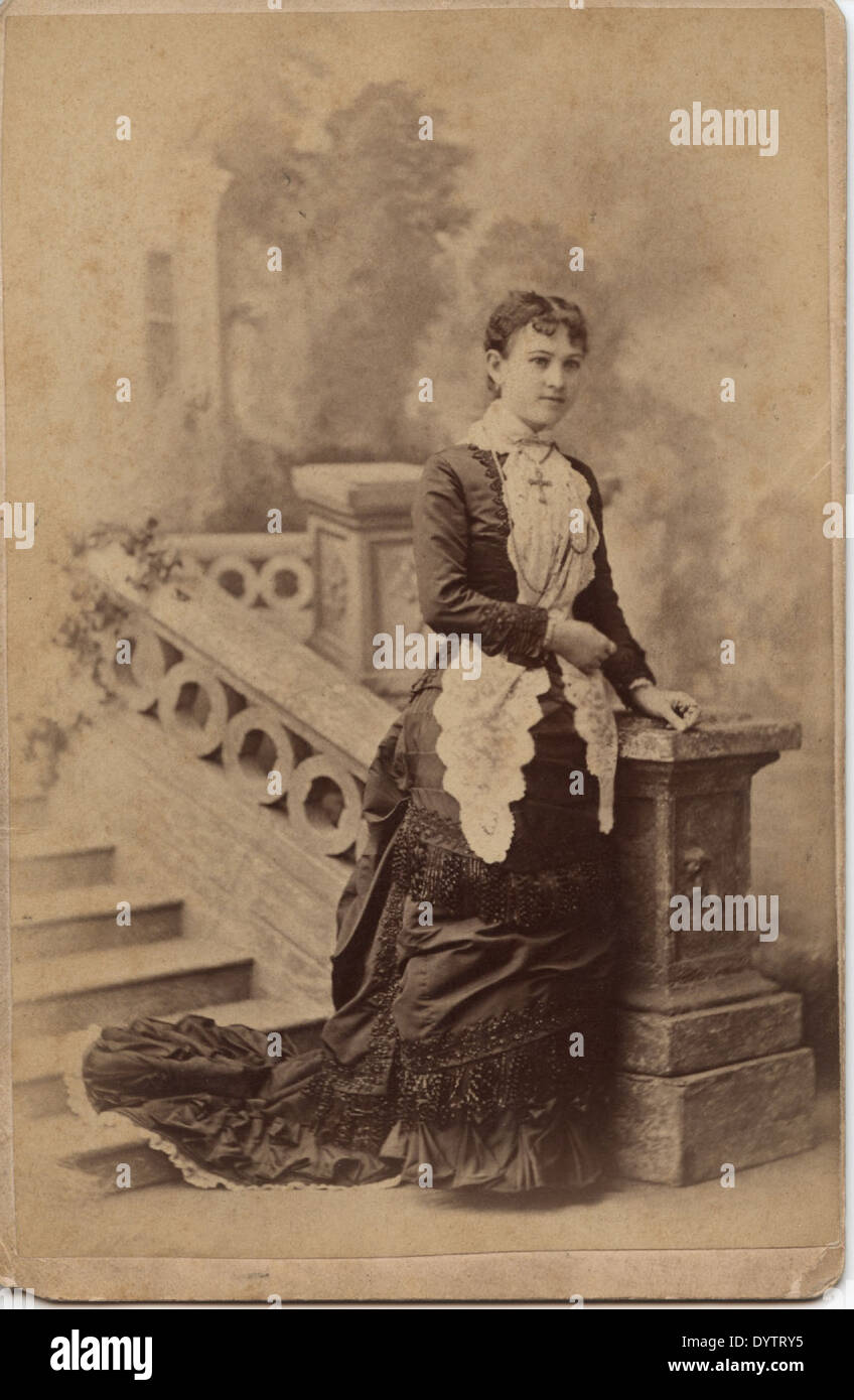 Foto aus der Samuel Bell Maxey Collection mit einer nicht identifizierten jungen Frau in einem Kreuzkleid mit Spitze, die auf den Stufen in Paris, Texas, posiert. Stockfoto