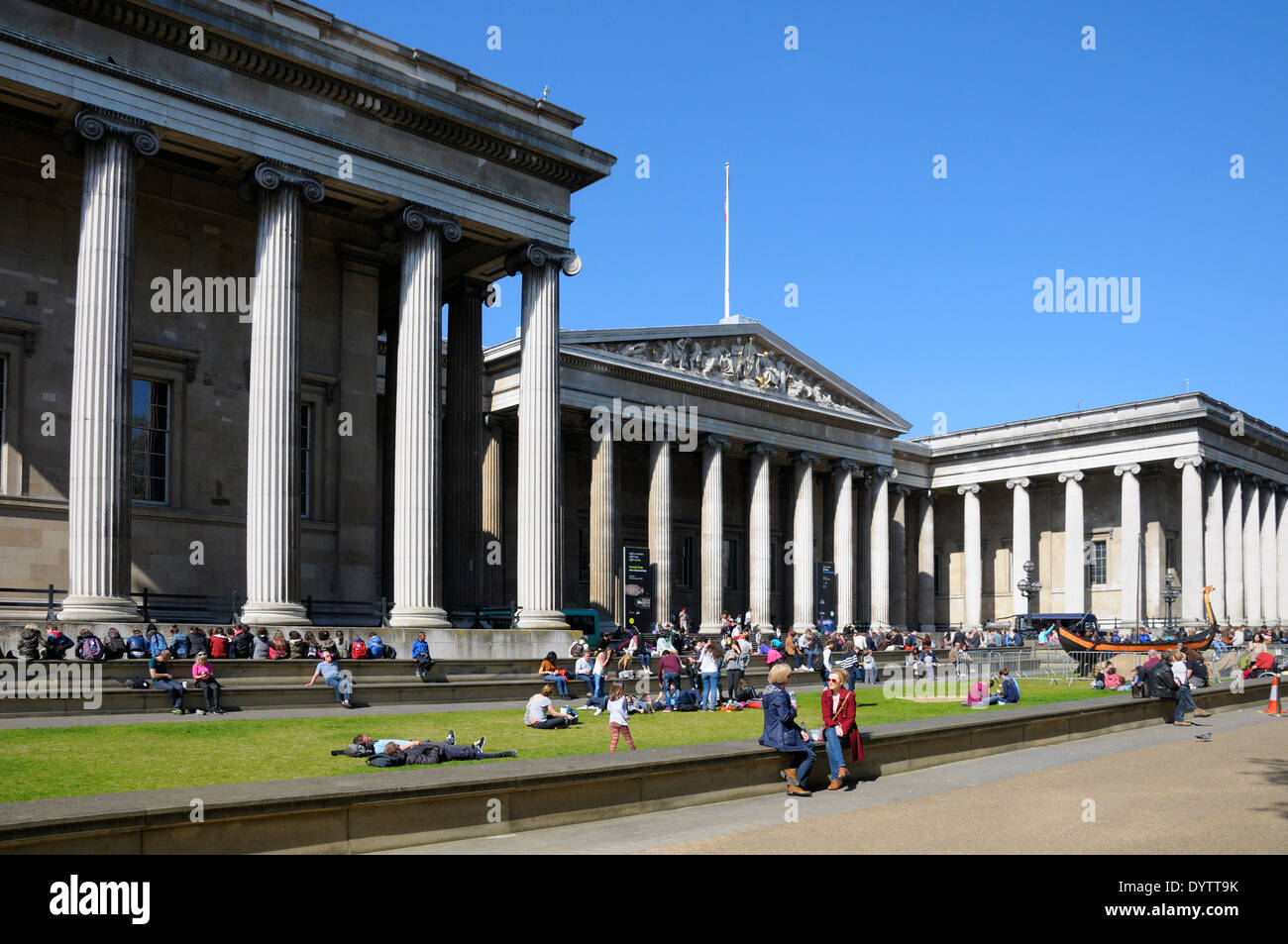 London, England, Vereinigtes Königreich. Britische Museum in Bloomsbury. Menschen, die draußen in der Sonne sitzen Stockfoto