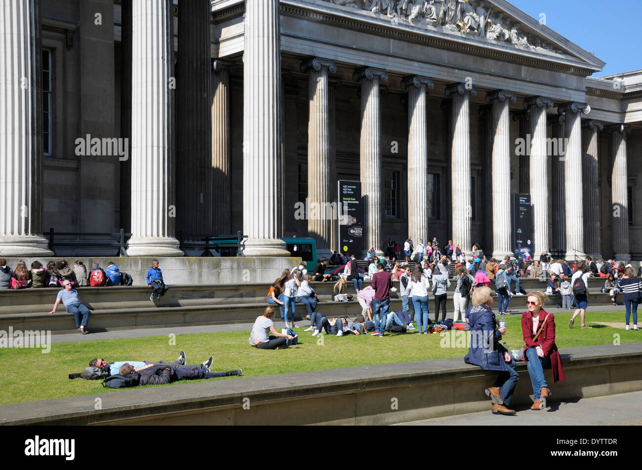 London, England, Vereinigtes Königreich. Britische Museum in Bloomsbury. Menschen, die draußen in der Sonne sitzen Stockfoto