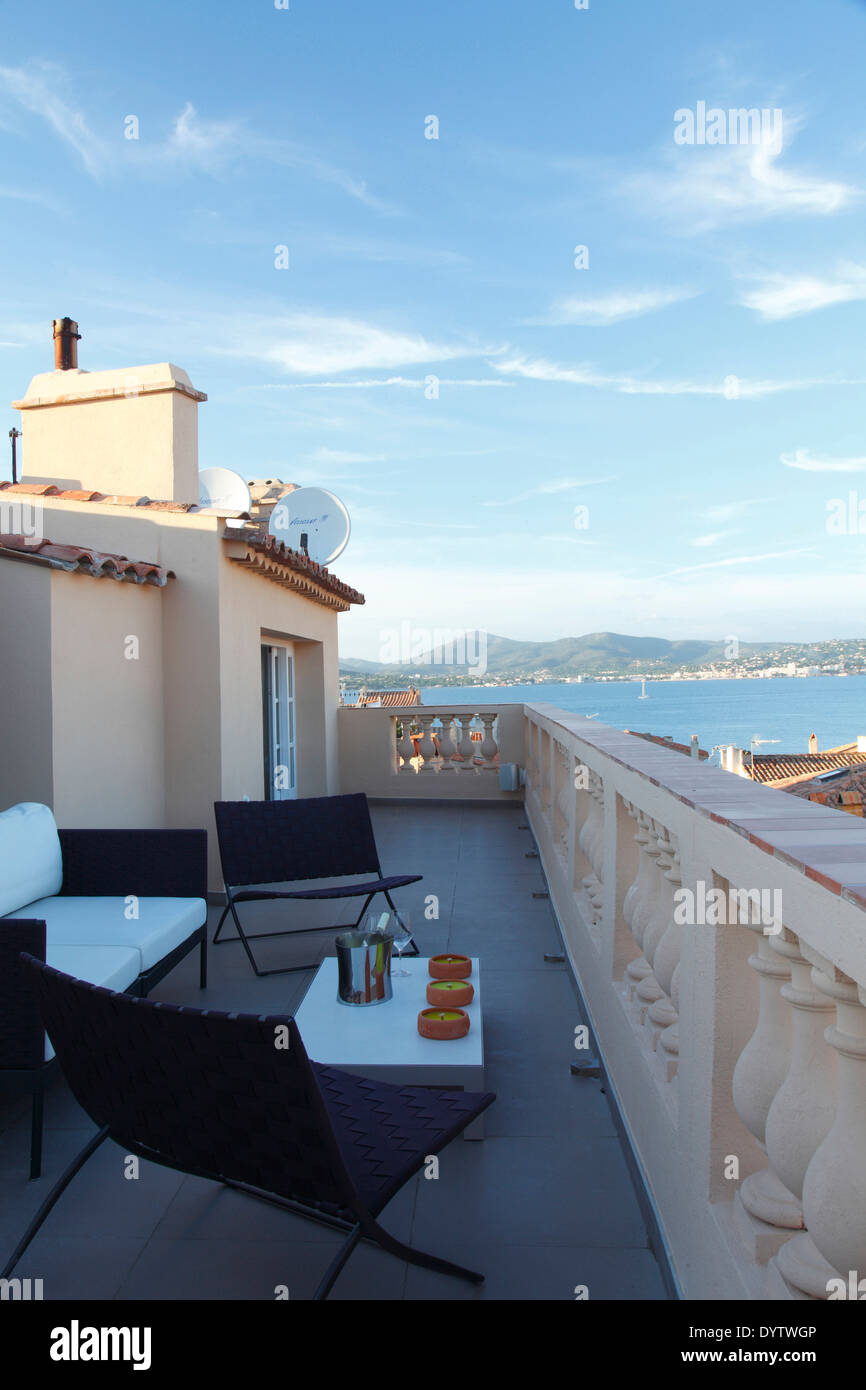 Suche entlang der Dachterrasse in Richtung Meer, Remparts, Wohnung in St Tropez Stockfoto
