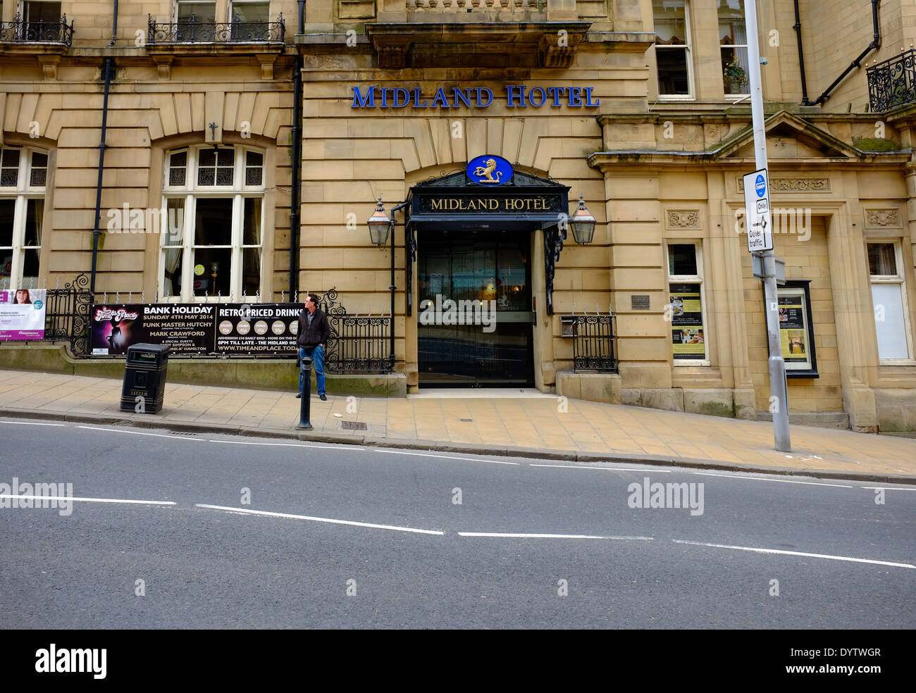 Der vordere Eingang des Midland Hotels in Bradford, West Yorkshire, Großbritannien. Ein Mann wartet draußen. Stockfoto