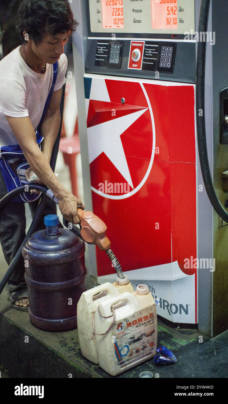 Ein Tankwart füllt Gas an einer Tankstelle Stockfoto