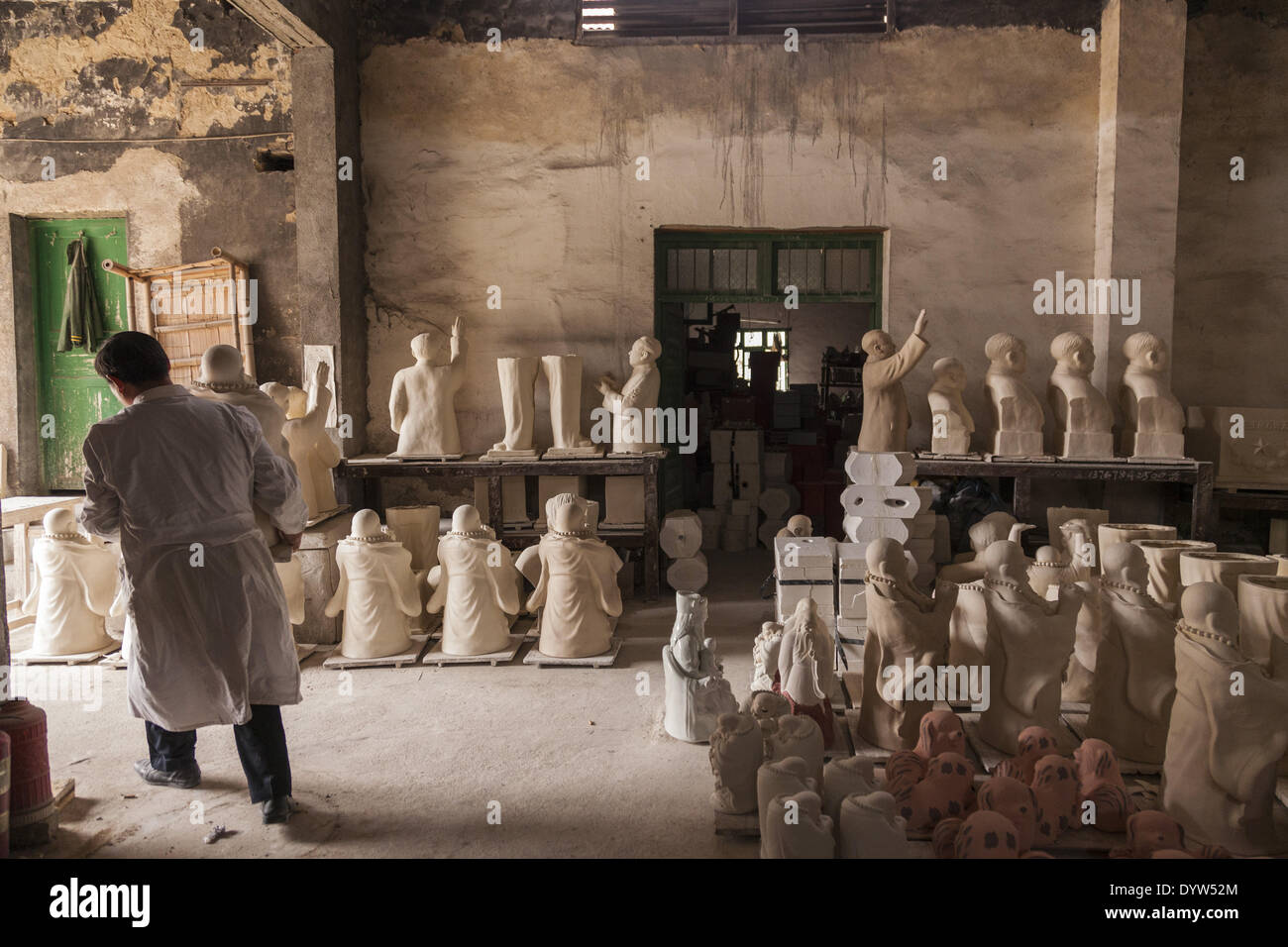 Ein Arbeiter tragen eine Porzellanfigur in einem Workshop von Jingdezhen. Stockfoto
