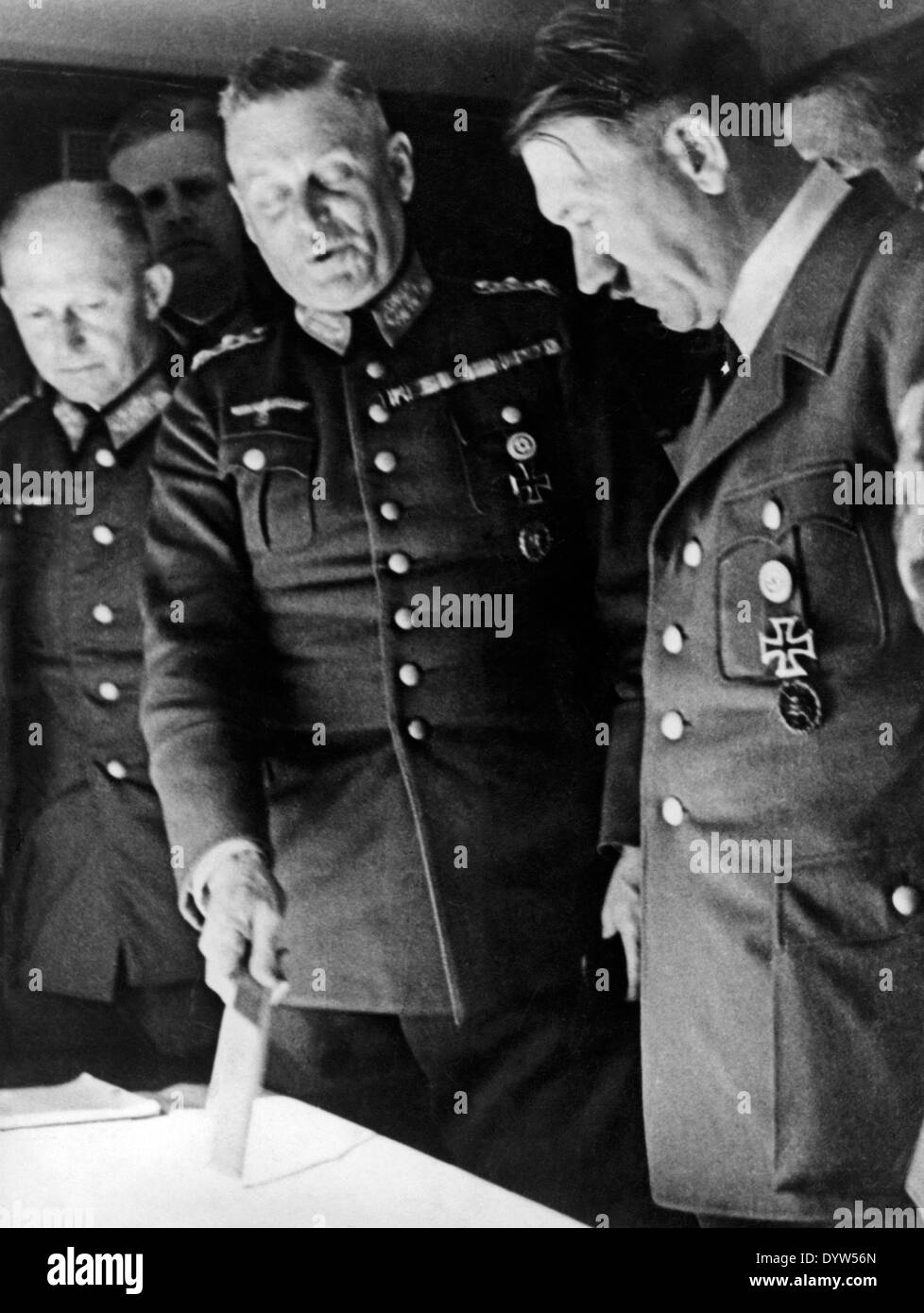 Adolf Hitler in einem Gespräch mit Wilhelm Keitel, 1939 Stockfoto