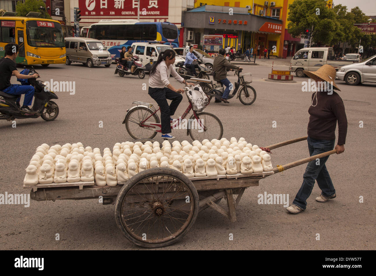 Ein Arbeiter Transport Porzellanfiguren in die Stadt Jingdezhen. Stockfoto