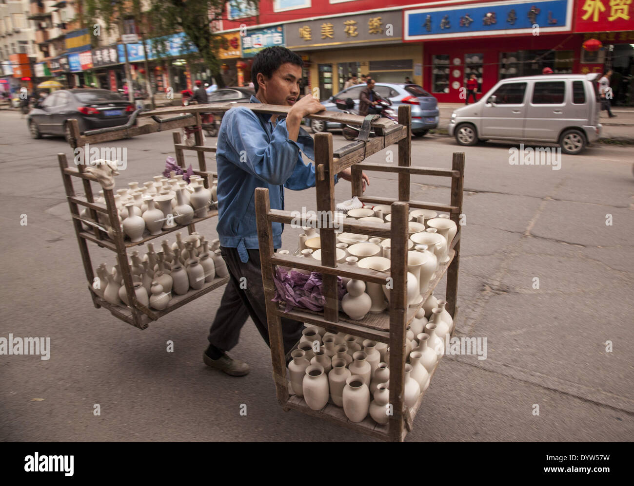 Ein Arbeiter Transport Porzellanfiguren in die Stadt Jingdezhen. Stockfoto