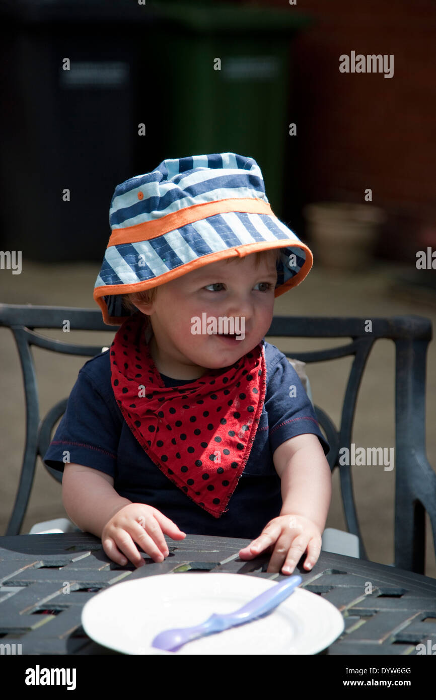 Kleinkind sitzen bereit für BBQ Stockfoto