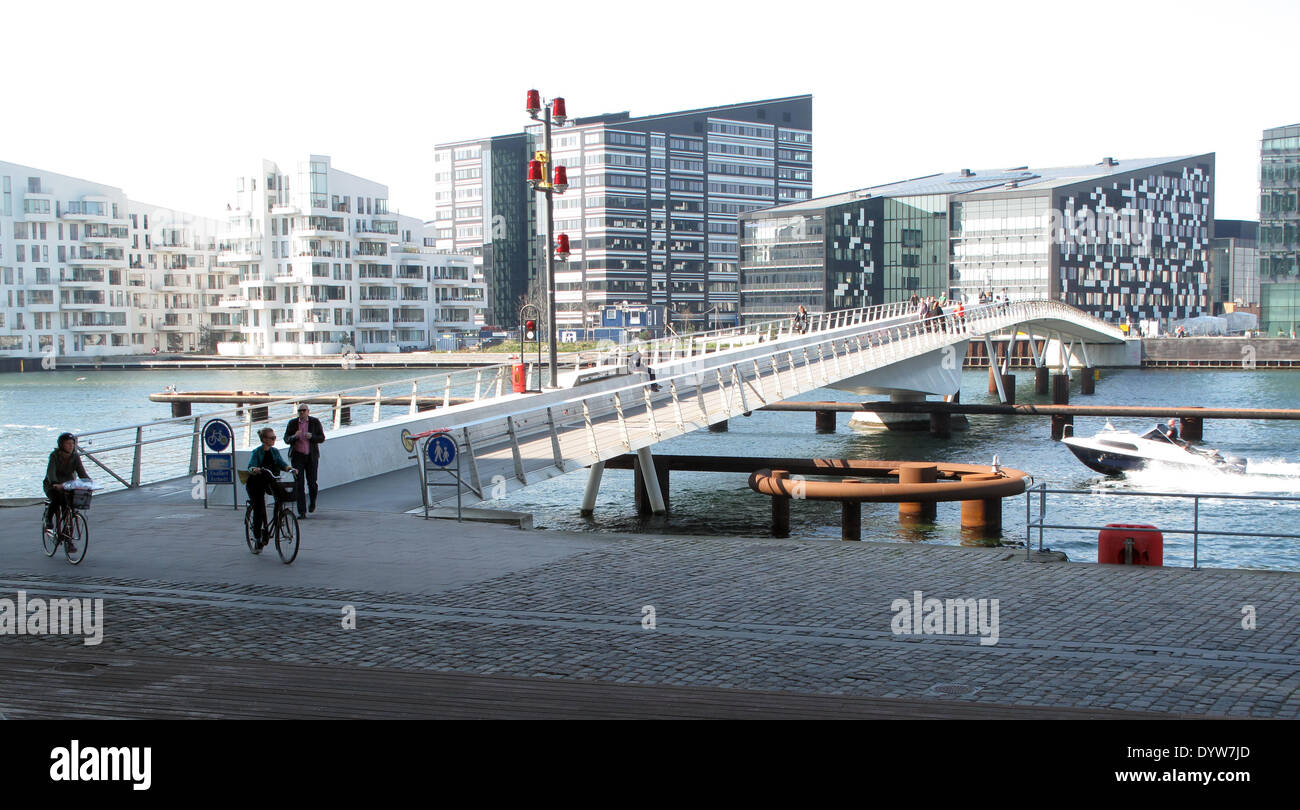 Menschen überqueren Sie die 190 m kombiniert Fußgänger und Radfahrer Brücke Bryggebroen in Kopenhagen, Dänemark, 19. April 2014. Die Brücke für die Öffentlichkeit im Jahr 2006 eröffnet. Foto: Nicole Becker - kein Draht-SERVICE Stockfoto