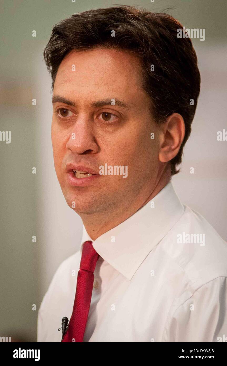 Wishaw, Lanarkshire, Schottland, Großbritannien. 25. April 2014. Oppositionsführer Ed Milliband, spricht im ISA Geld Centre in Wishaw, Lanarkshire. Er war in Schottland als Teil eines 2-Tages-Reise mit der Schatten-Schrank. Freitag, 25. April 2014. Wullie Marr/ALAMY NEWS Stockfoto