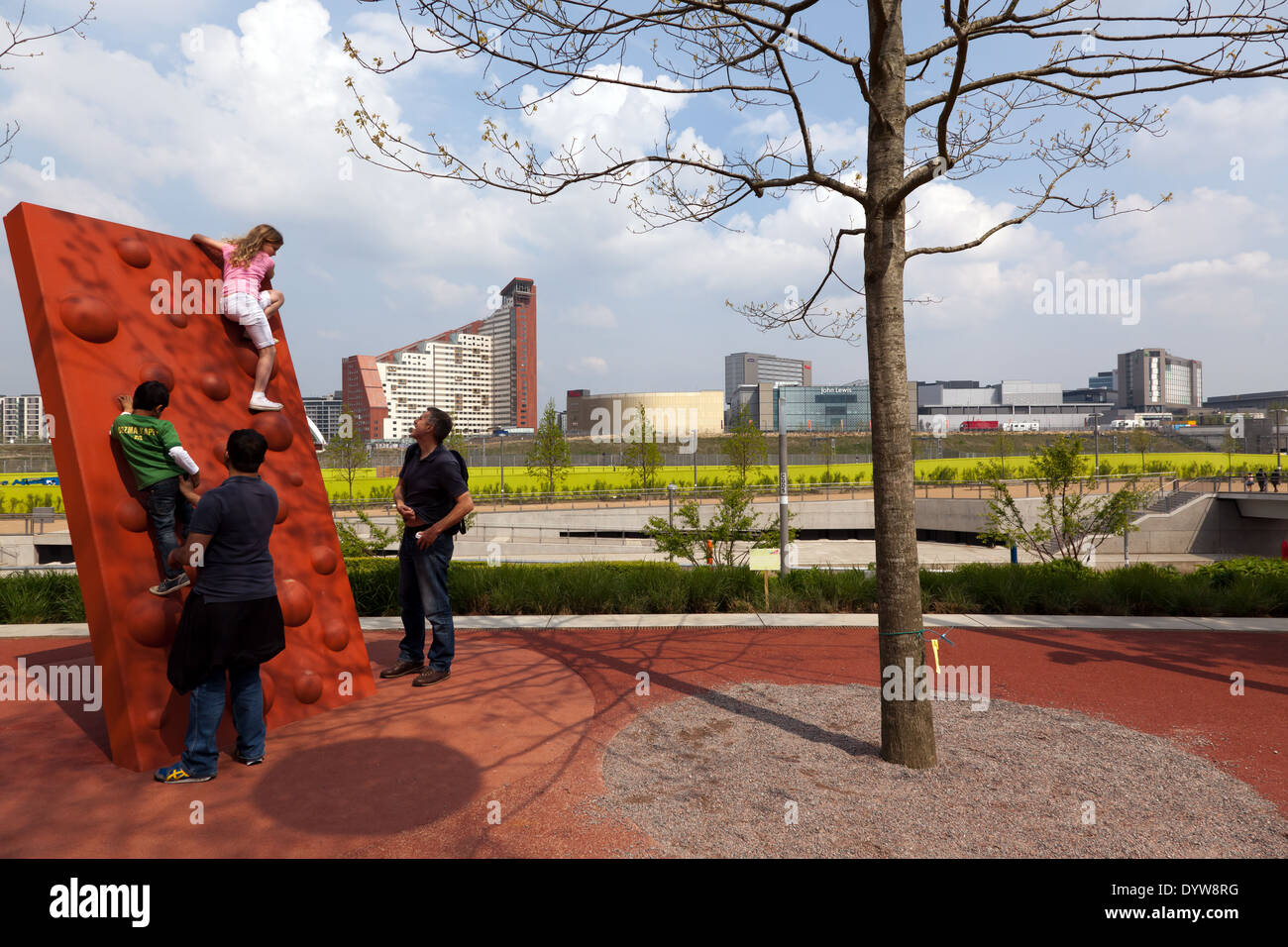 Einer der das Klettern Wände auf dem neuen Spielplatz des kürzlich eröffneten Queen Elizabeth II Olympic Park, Stratford, London Stockfoto