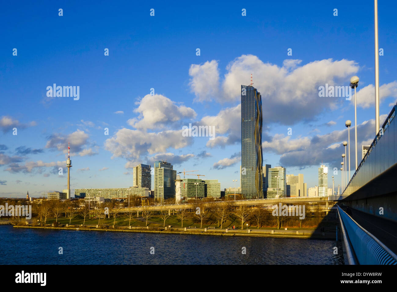 Wien, Danube City, DC-Tower, Dominique Perrault, Reichsbruecke, Österreich, 22. zu überbrücken. Bezirk, Donaucity Stockfoto