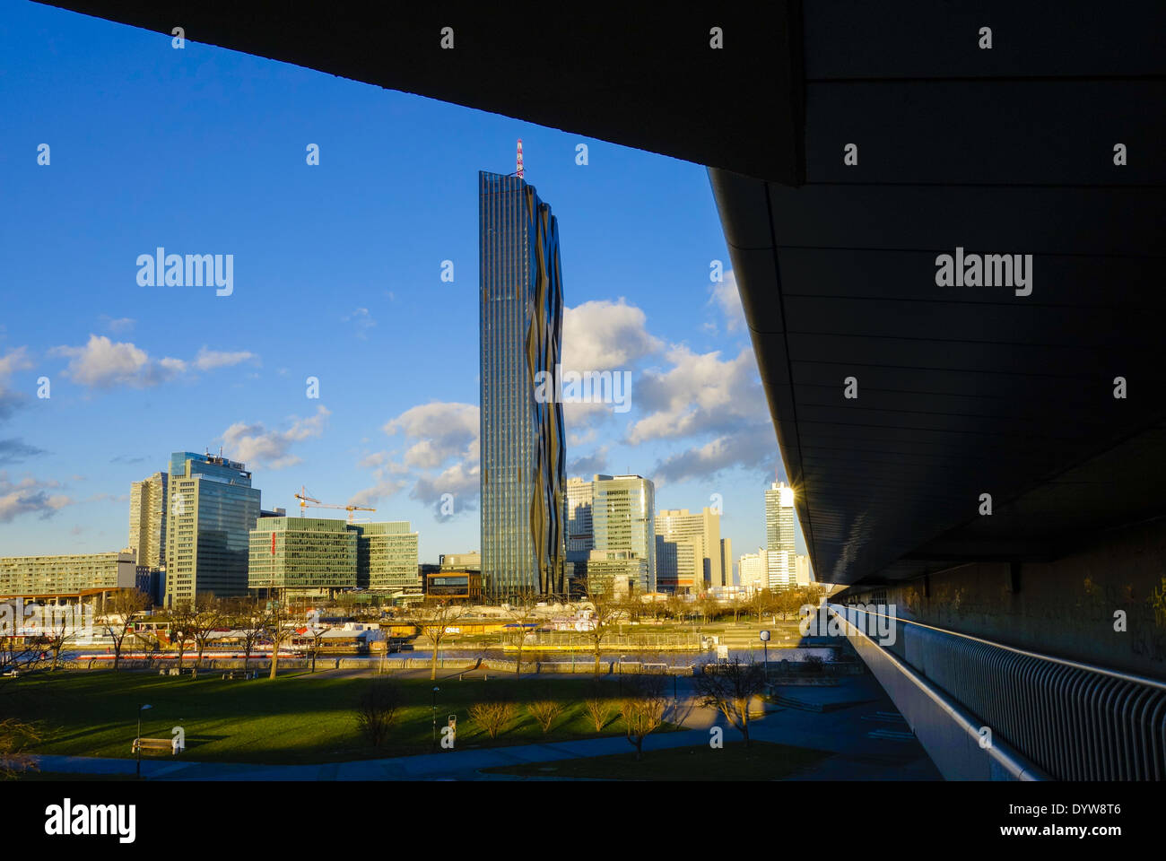 Wien, Danube City, DC-Tower, Dominique Perrault, Reichsbruecke, Österreich, 22. zu überbrücken. Bezirk, Donaucity Stockfoto