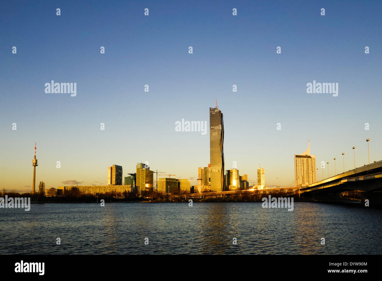 Wien, Danube City, DC-Tower, Dominique Perrault, Reichsbruecke, Österreich, 22. zu überbrücken. Bezirk, Donaucity Stockfoto