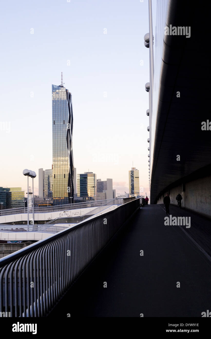Wien, Danube City, DC-Tower, Dominique Perrault, Reichsbruecke, Österreich, 22. zu überbrücken. Bezirk, Donaucity Stockfoto