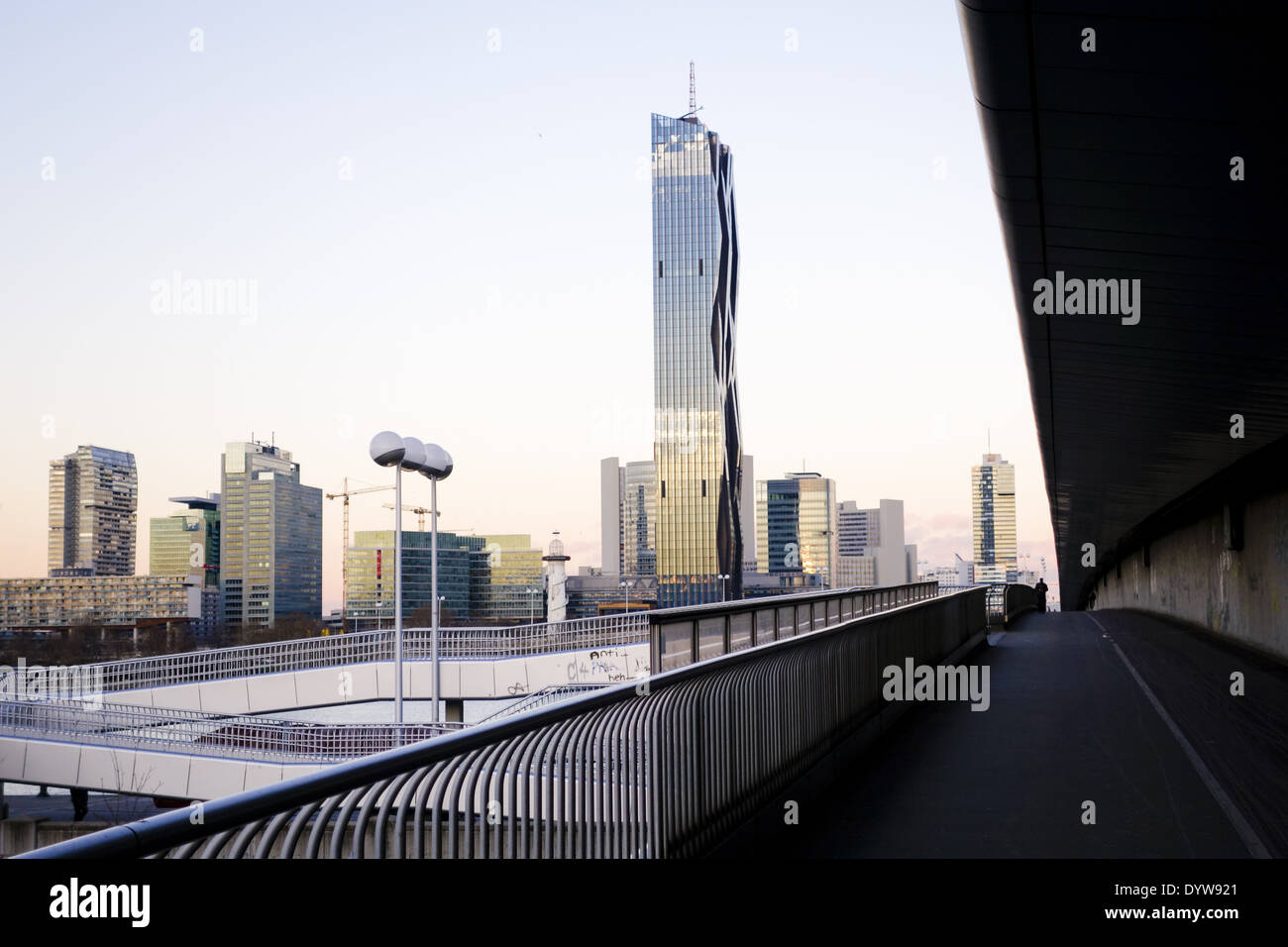 Wien, Danube City, DC-Tower, Dominique Perrault, Reichsbruecke, Österreich, 22. zu überbrücken. Bezirk, Donaucity Stockfoto