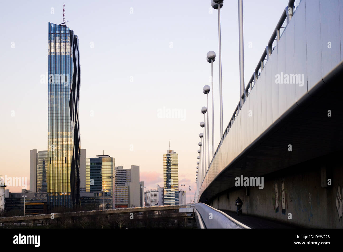 Wien, Danube City, DC-Tower, Dominique Perrault, Reichsbruecke, Österreich, 22. zu überbrücken. Bezirk, Donaucity Stockfoto
